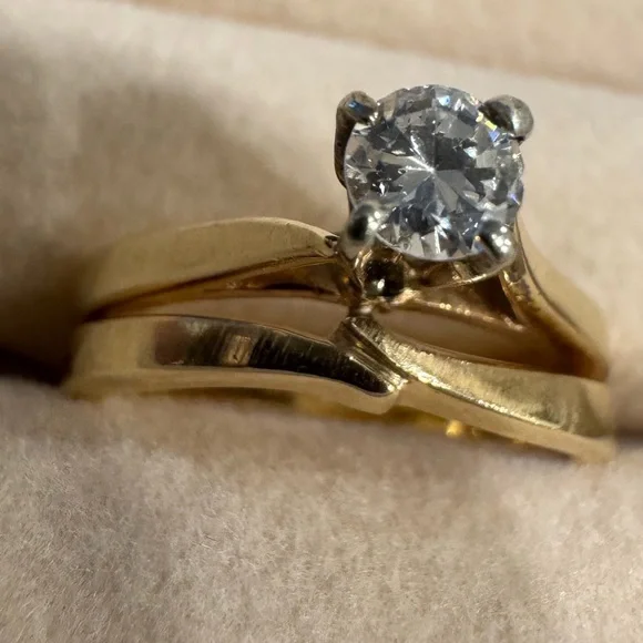 Elegant Gold Diamond Ring - Picture 4 of 14